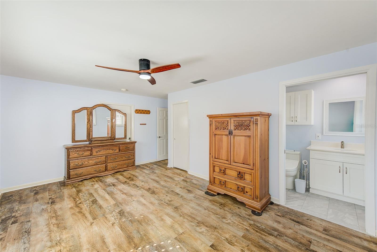 Image 18 of 32 For 1829 Chateau Drive E