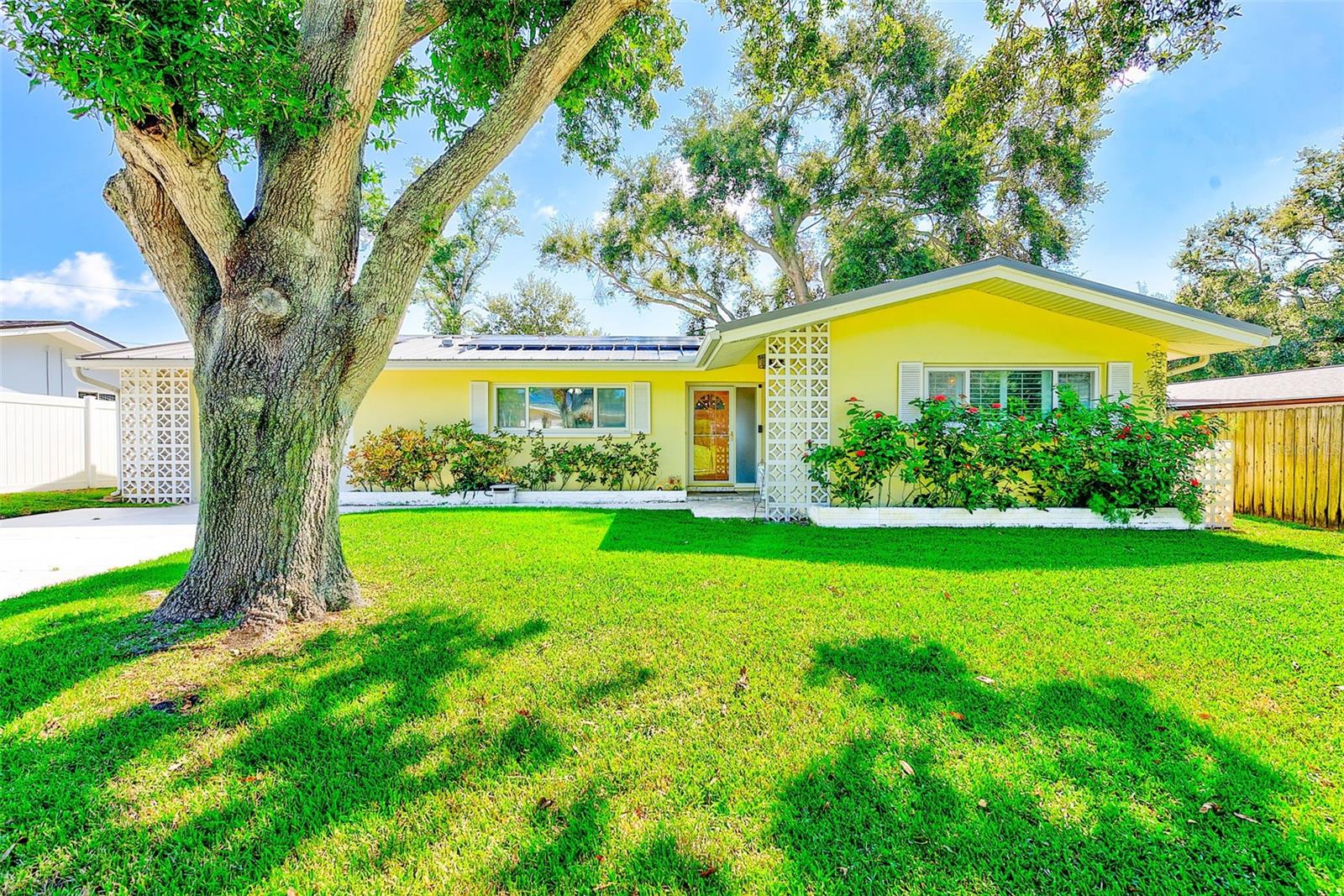 Image 2 of 32 For 1829 Chateau Drive E