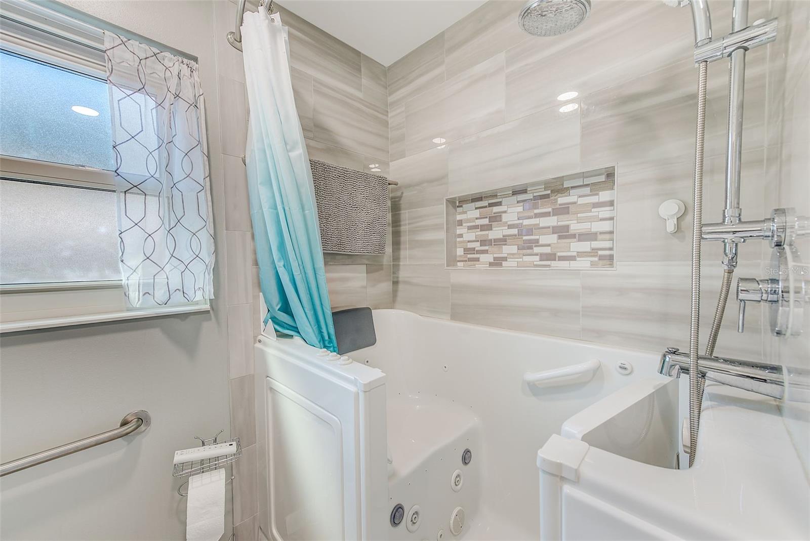 Image 23 of 32 For 1829 Chateau Drive E
