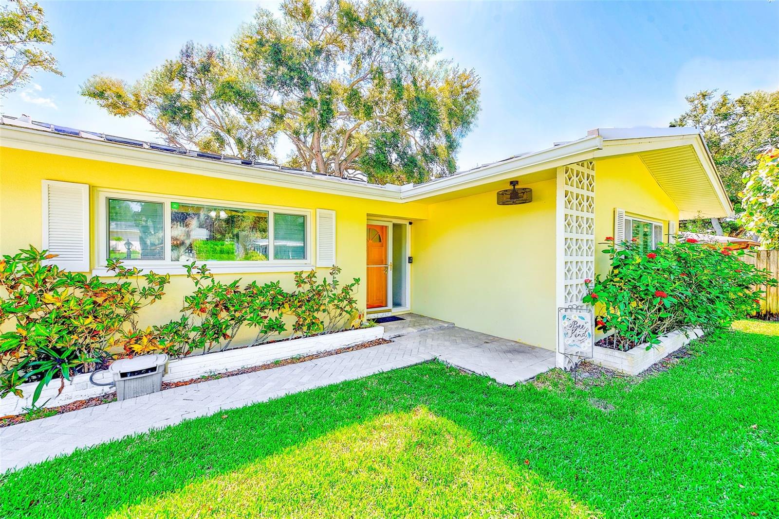Image 3 of 32 For 1829 Chateau Drive E
