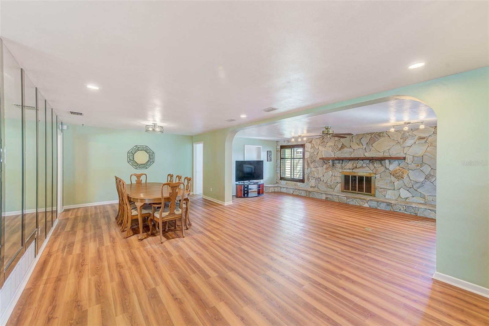 Image 5 of 32 For 1829 Chateau Drive E