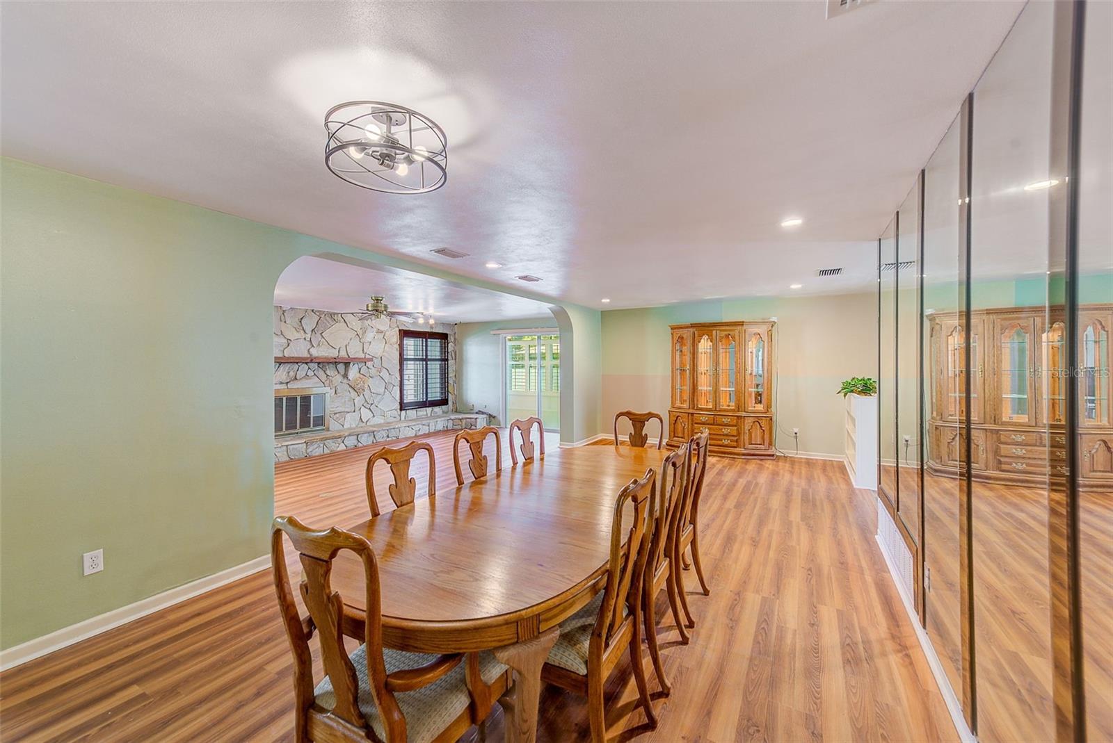 Image 6 of 32 For 1829 Chateau Drive E