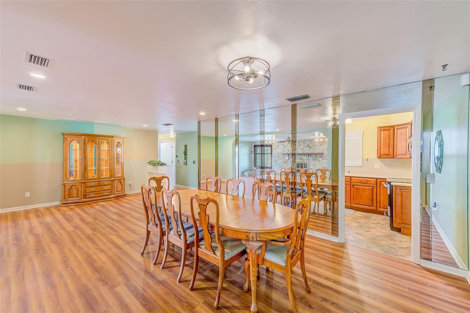 Image 7 of 32 For 1829 Chateau Drive E
