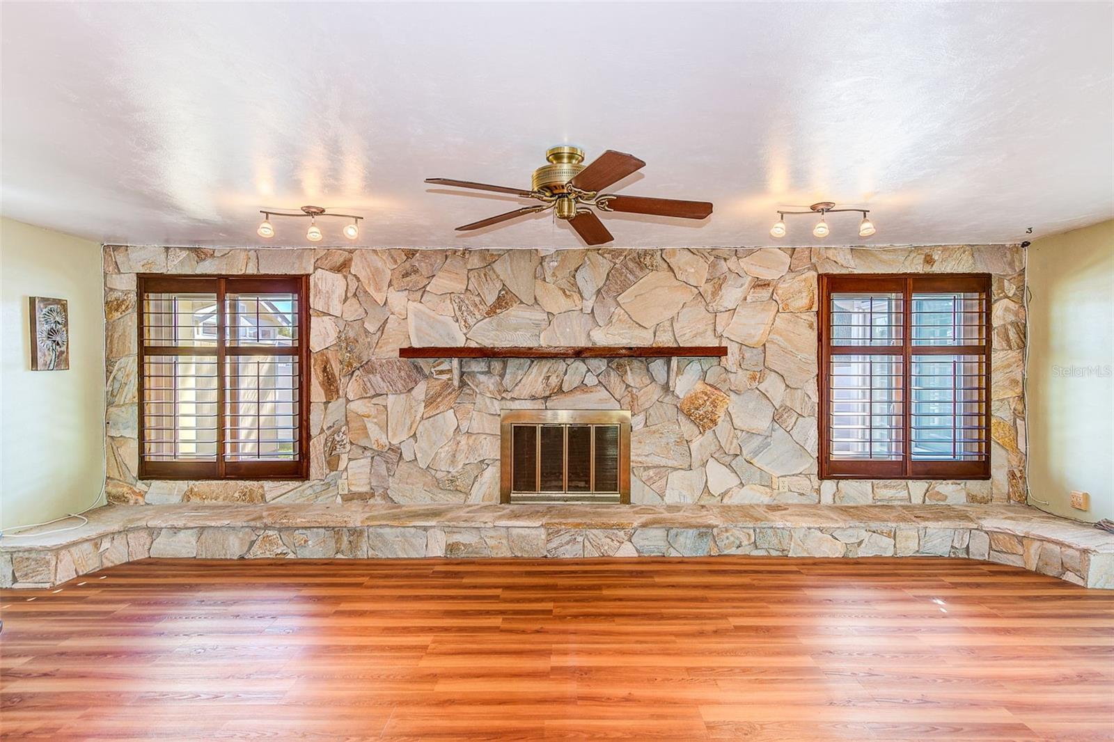 Image 8 of 32 For 1829 Chateau Drive E