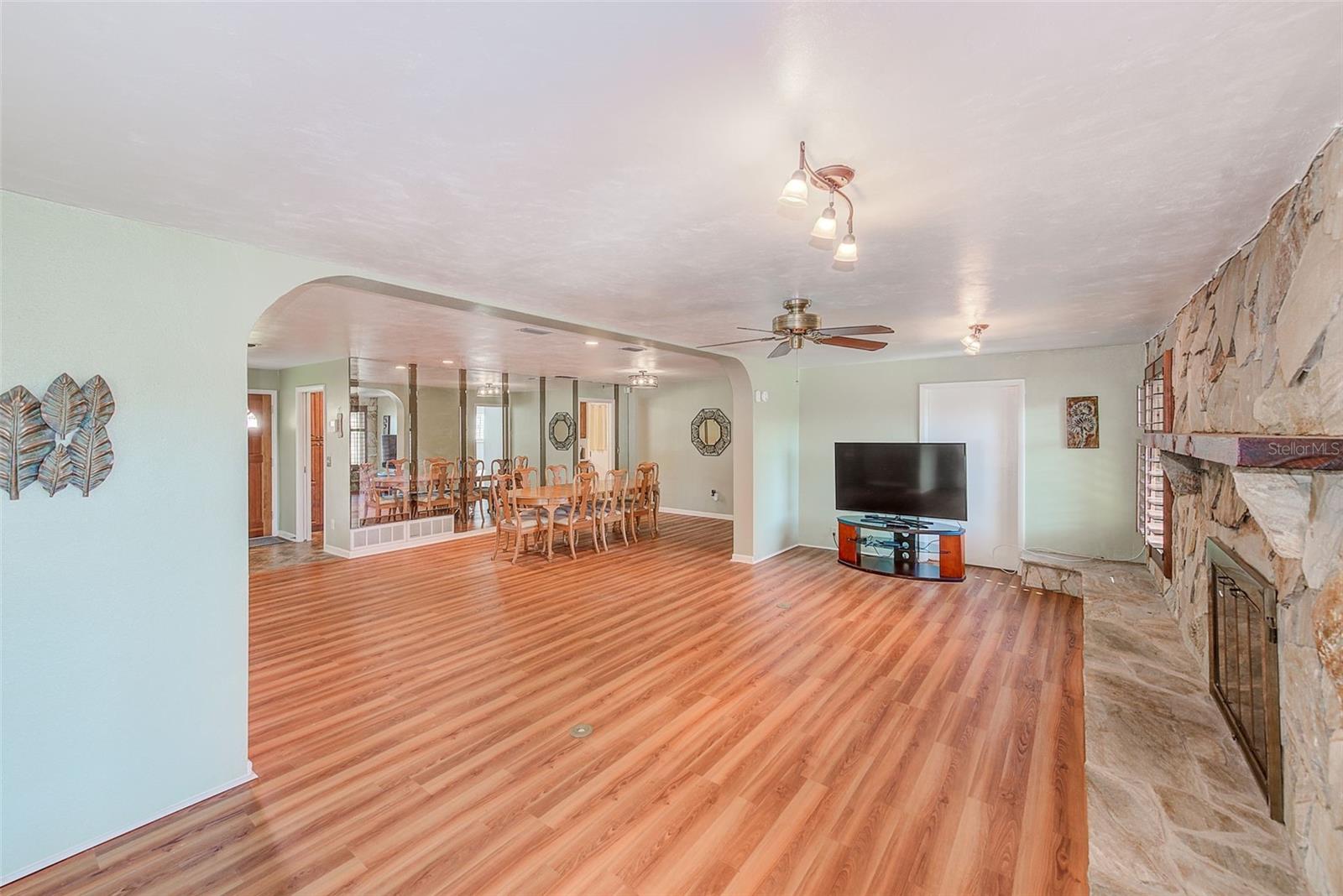 Image 9 of 32 For 1829 Chateau Drive E