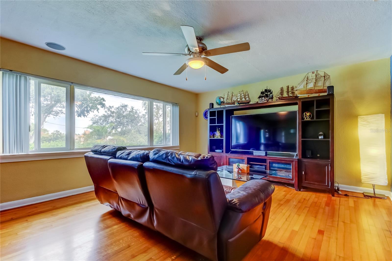 Image 10 of 41 For 105 Harbor View Lane