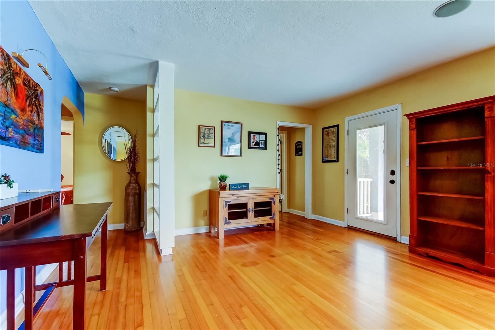 Image 9 of 41 For 105 Harbor View Lane