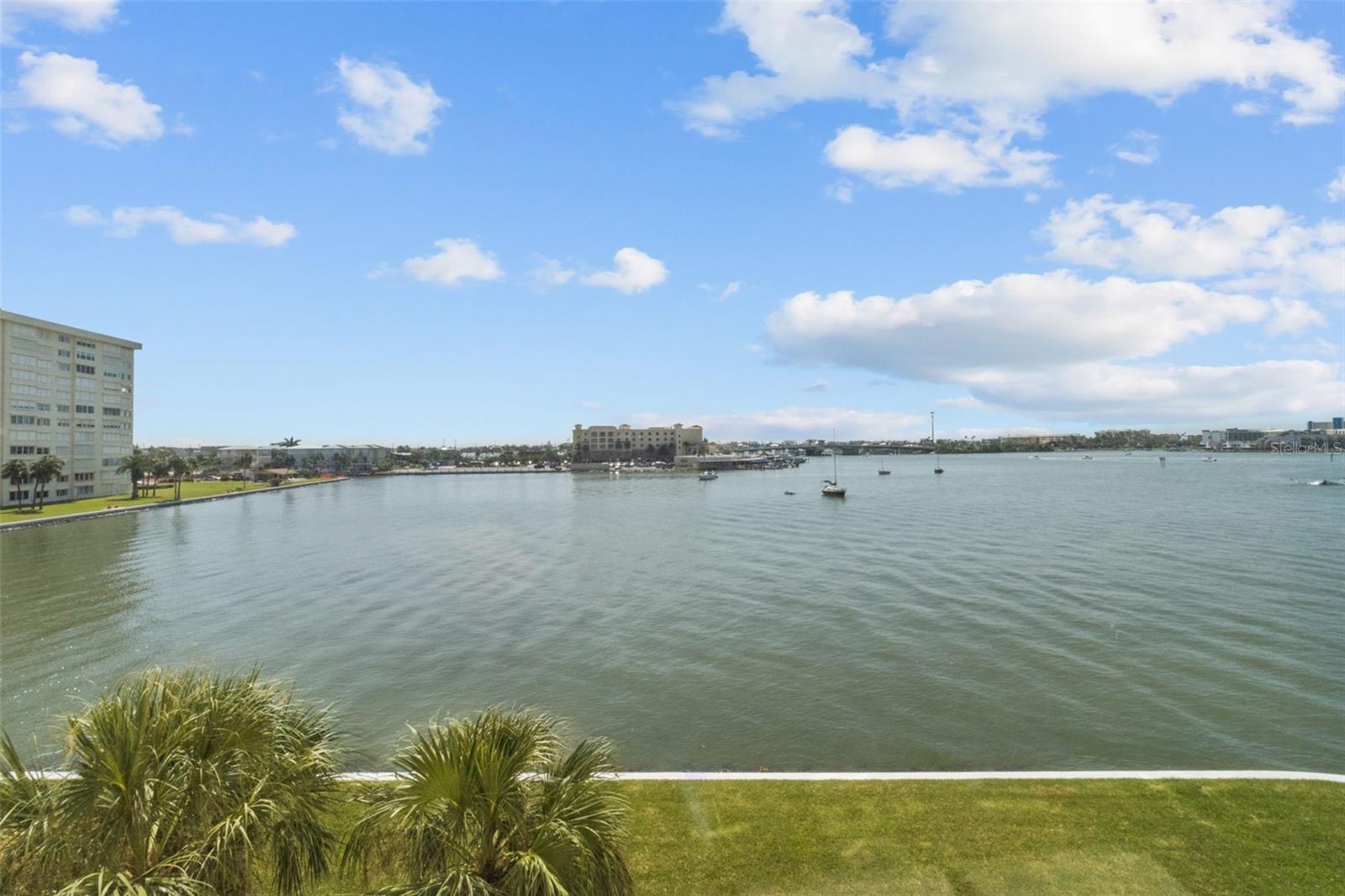 Image 17 of 40 For 4775 Cove Circle 407