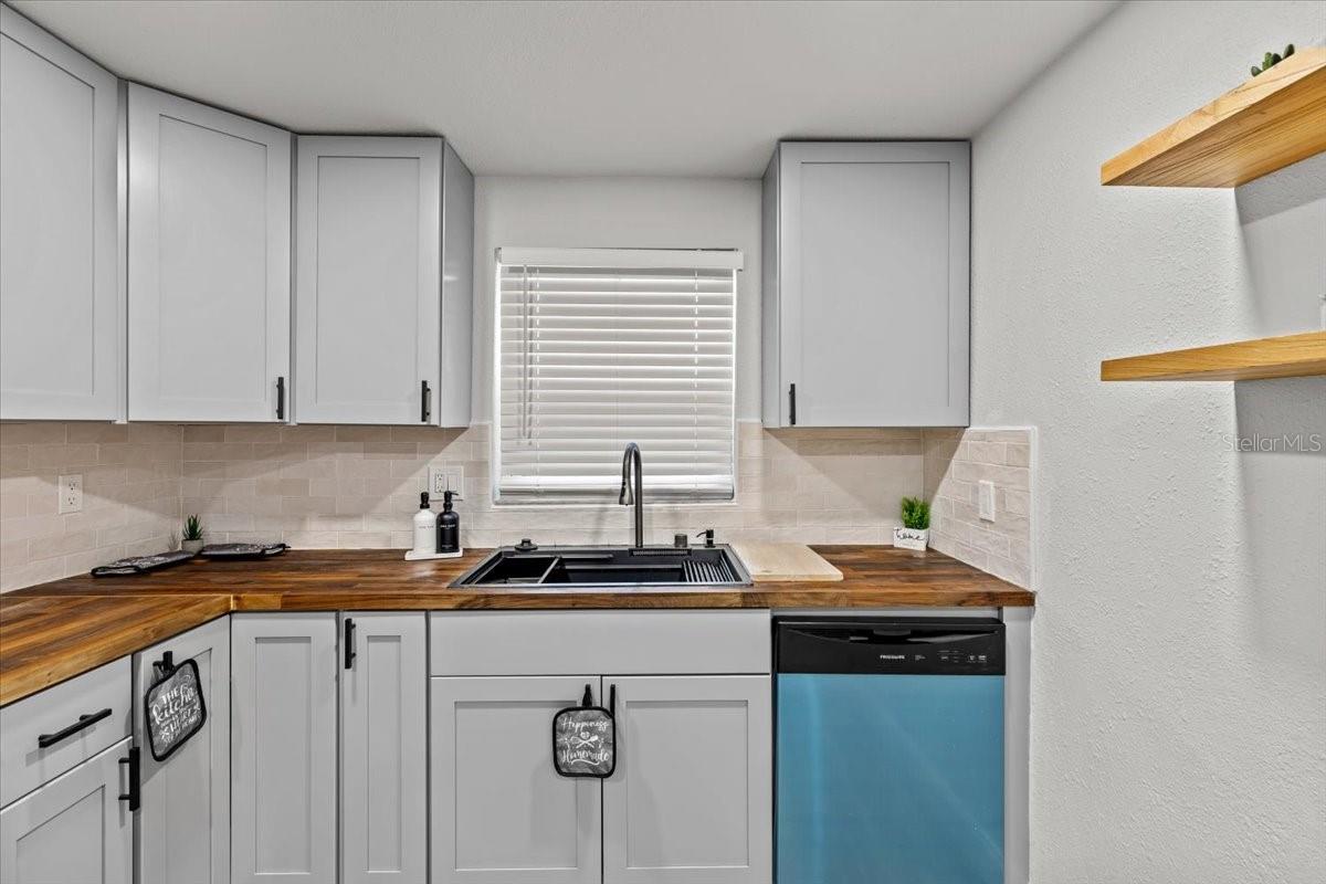 Image 18 of 45 For 7480 Hobson Street Ne