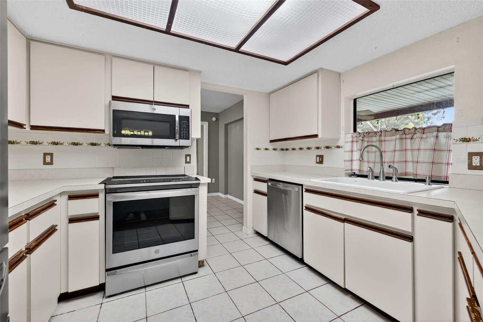 Image 16 of 39 For 2753 Oak Bend Court