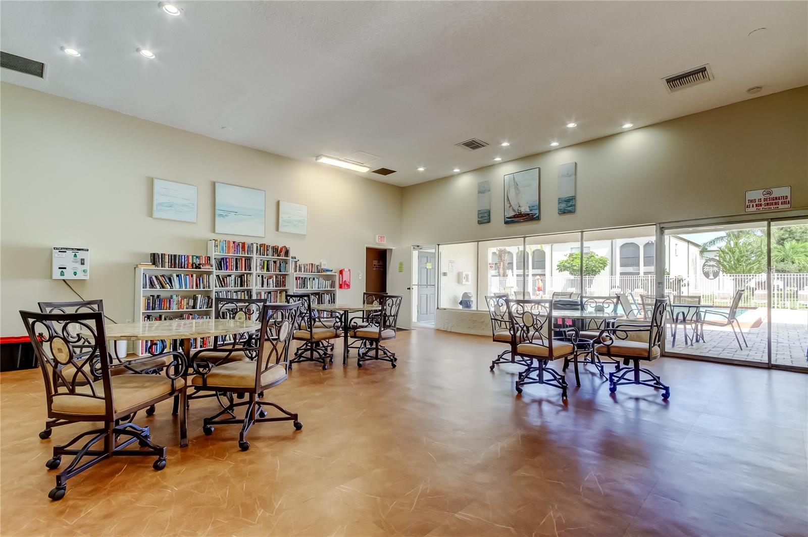 Image 23 of 34 For 7701 Starkey Road 236