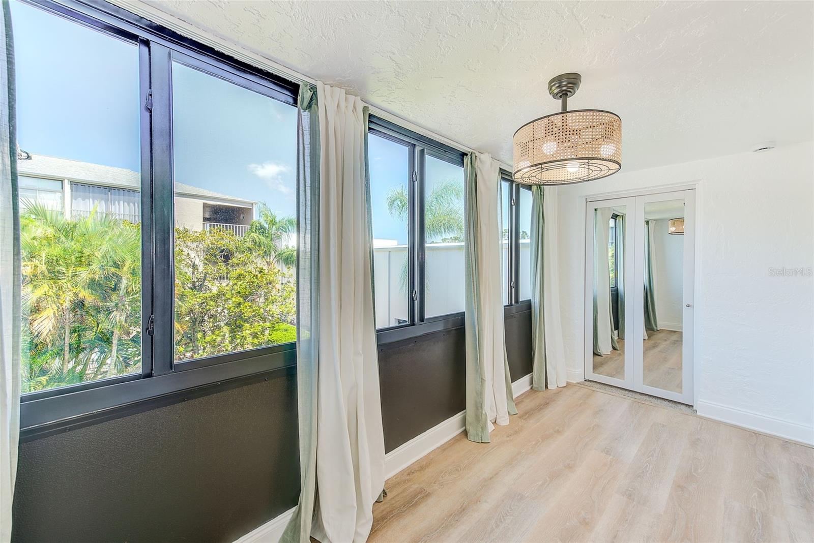 Image 15 of 36 For 215 Valencia Boulevard 201