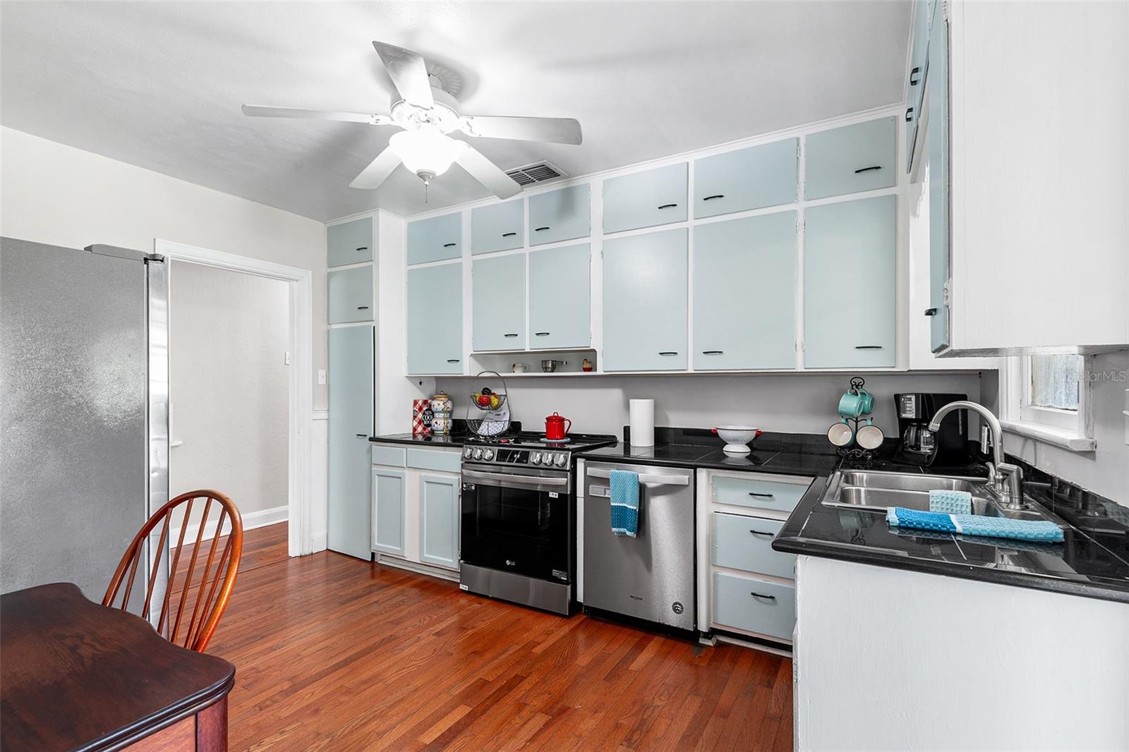 Image 17 of 47 For 301 Belvedere Street