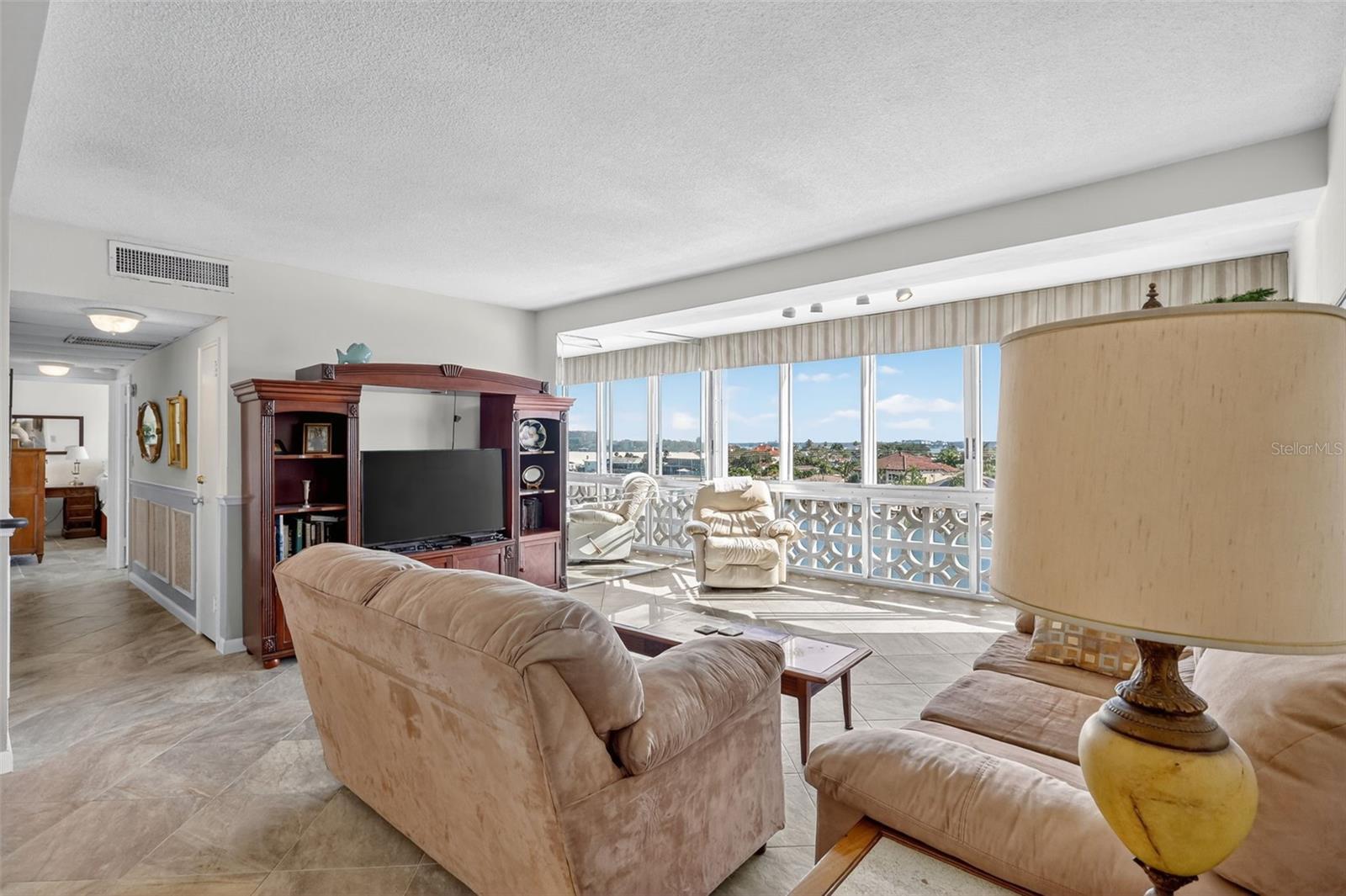 Image 11 of 45 For 31 Island Way 408