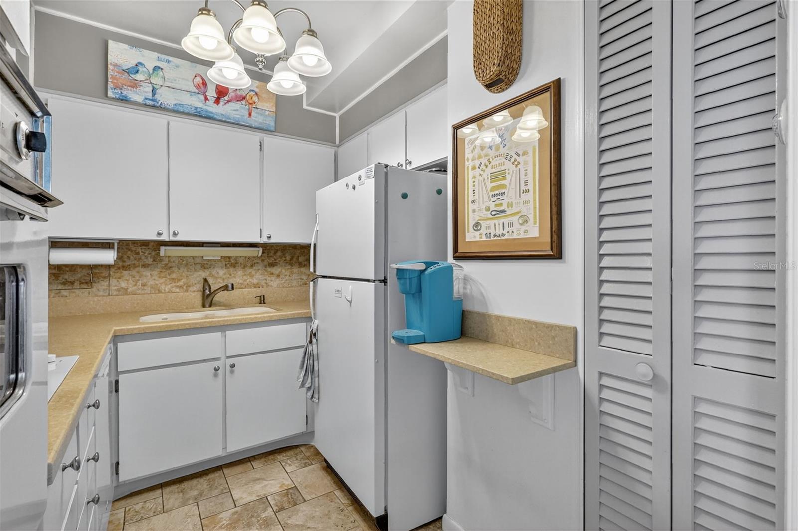 Image 31 of 45 For 31 Island Way 408