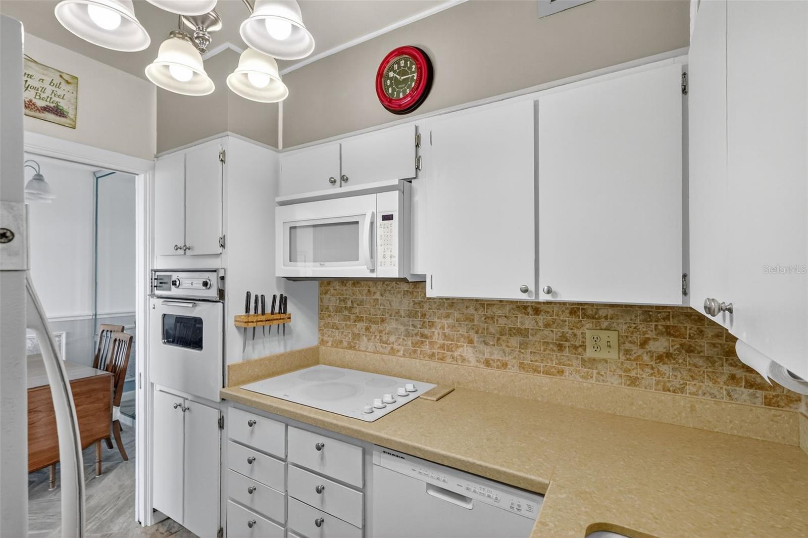Image 33 of 45 For 31 Island Way 408