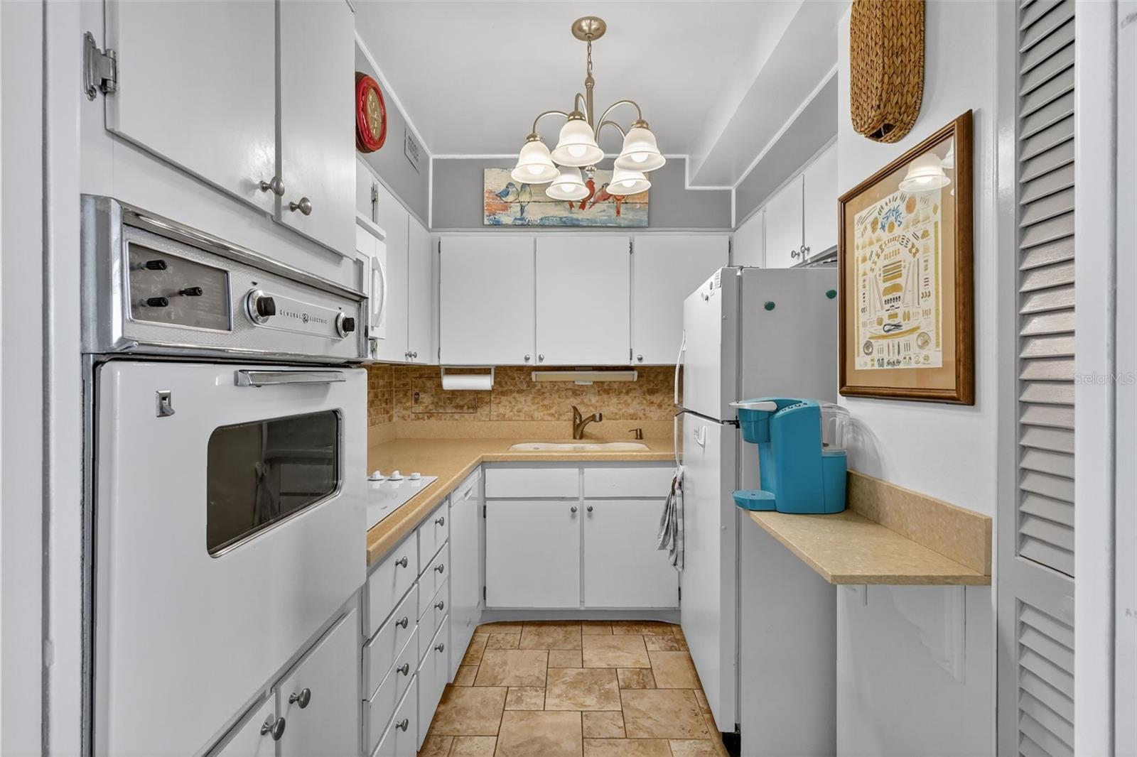 Image 7 of 45 For 31 Island Way 408