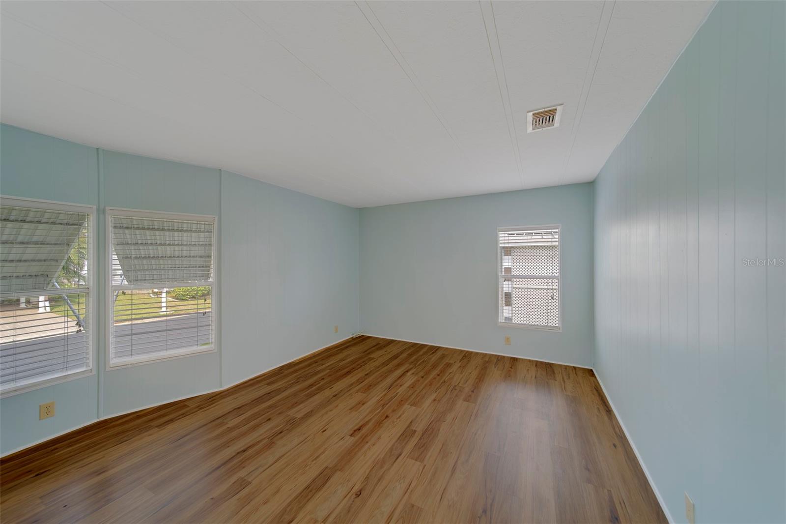 Image 23 of 73 For 12501 Ulmerton Road 77