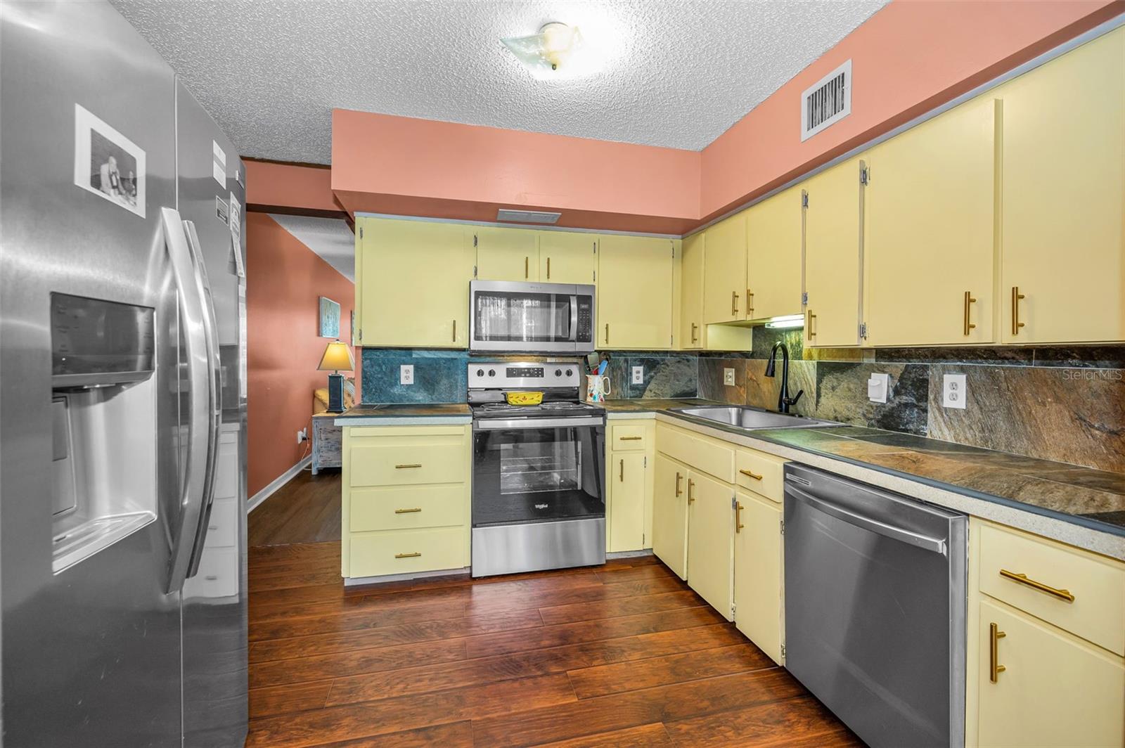 Image 11 of 67 For 2402 Ecuadorian Way 10