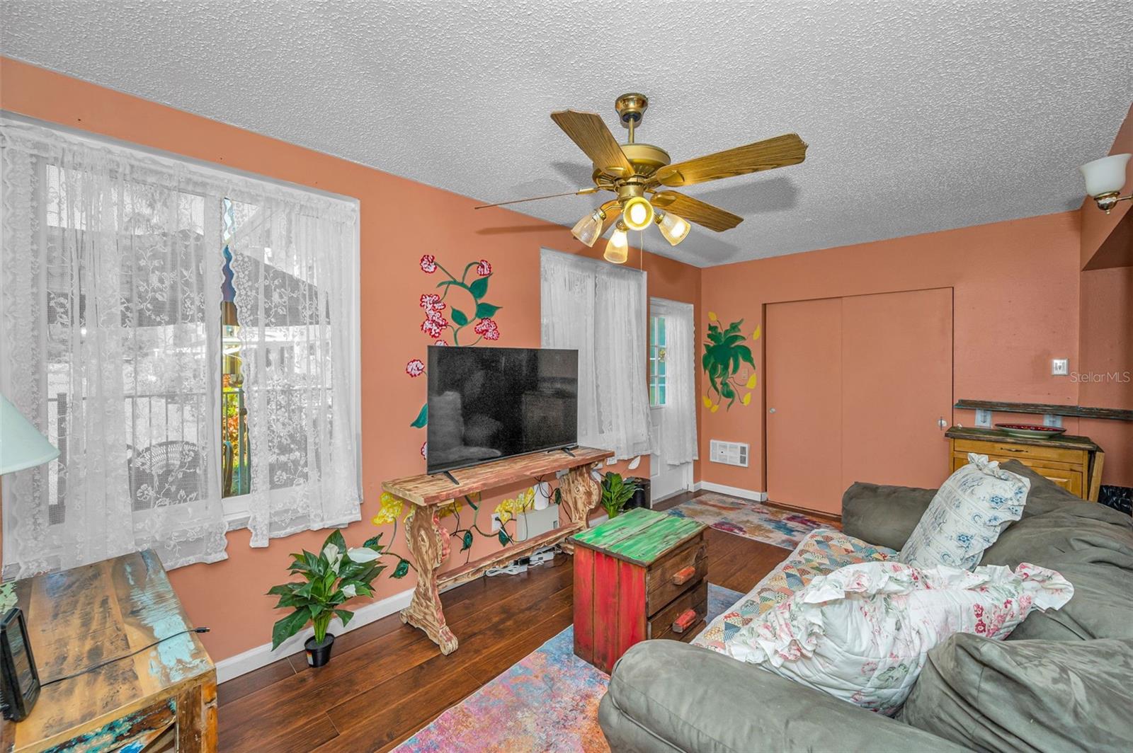 Image 15 of 67 For 2402 Ecuadorian Way 10