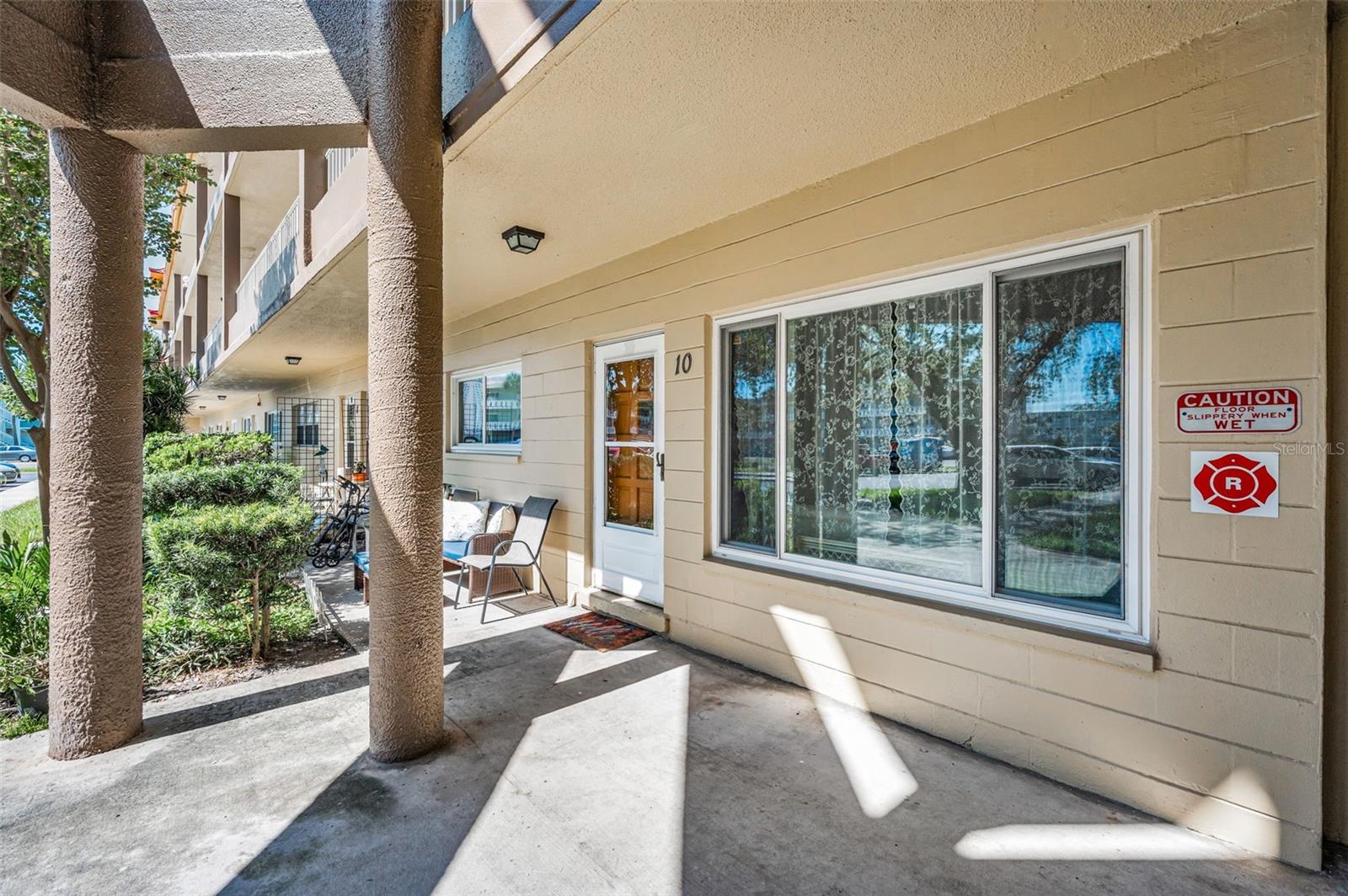 Image 3 of 67 For 2402 Ecuadorian Way 10