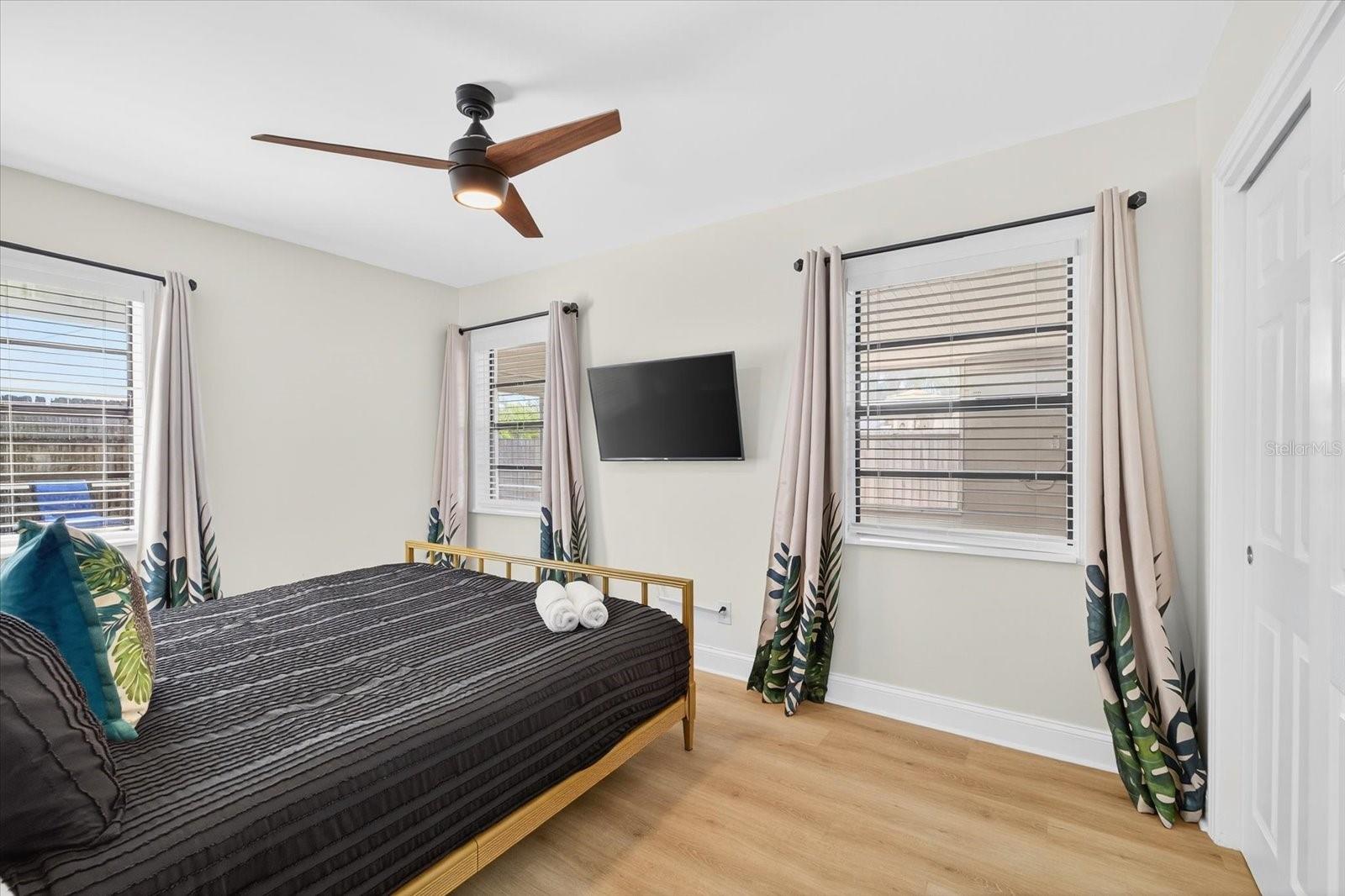 Image 28 of 57 For 4410 Bay Court Avenue