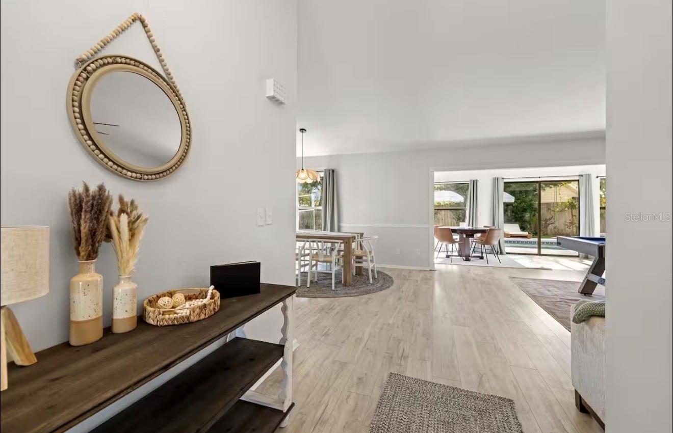 Image 3 of 31 For 1518 Wexford Drive N