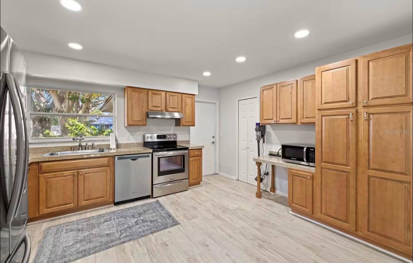 Image 7 of 31 For 1518 Wexford Drive N