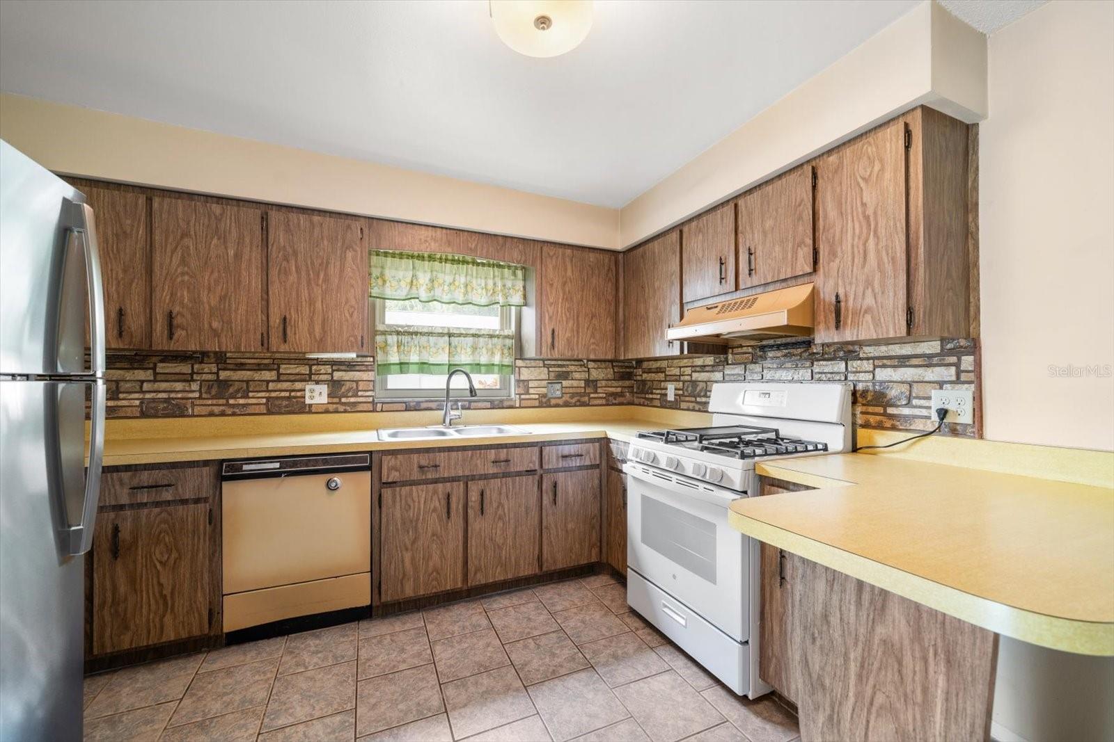 Image 11 of 37 For 2850 Spring Lake Drive