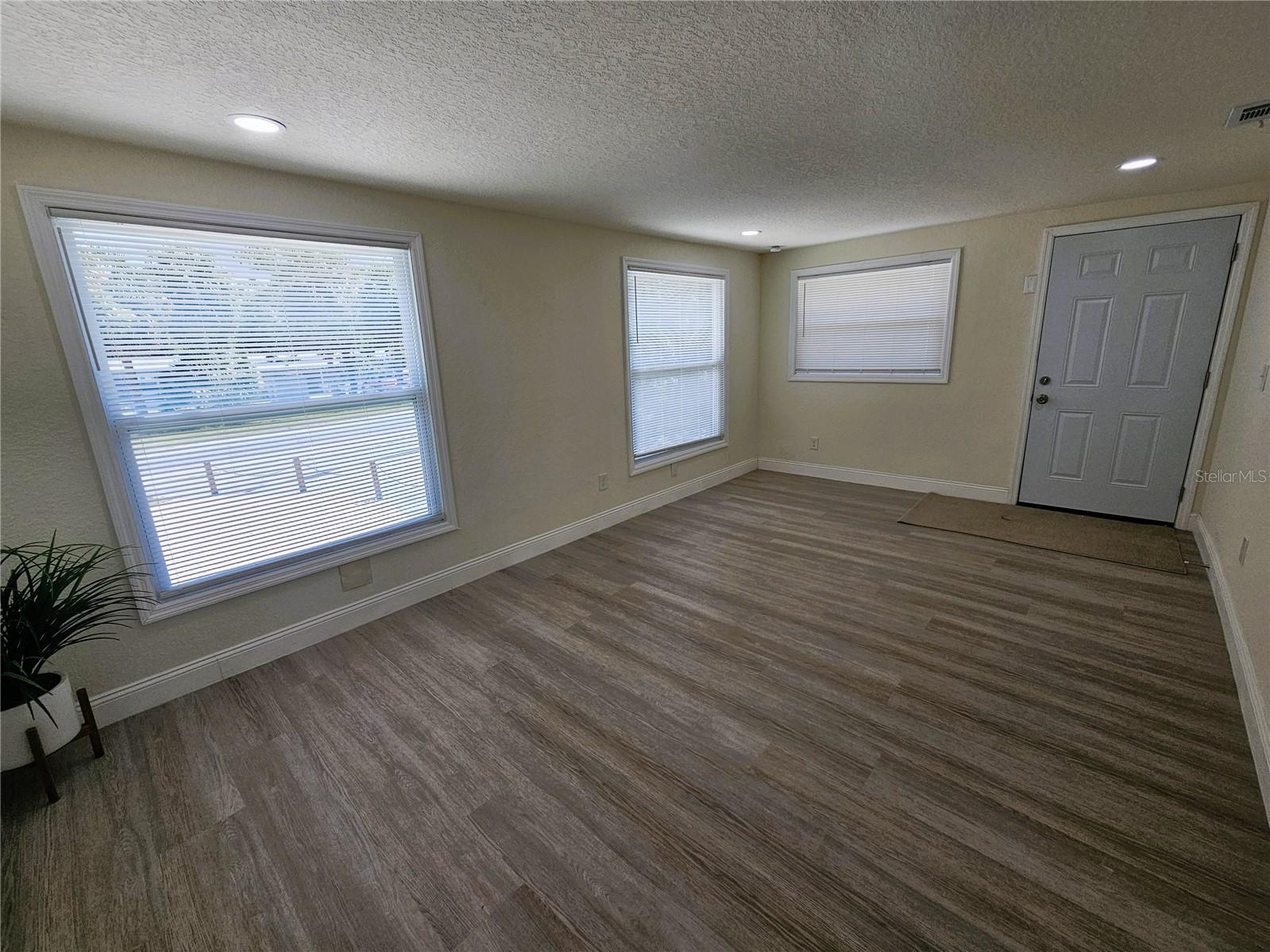 Image 4 of 23 For 15233 Omaha Street