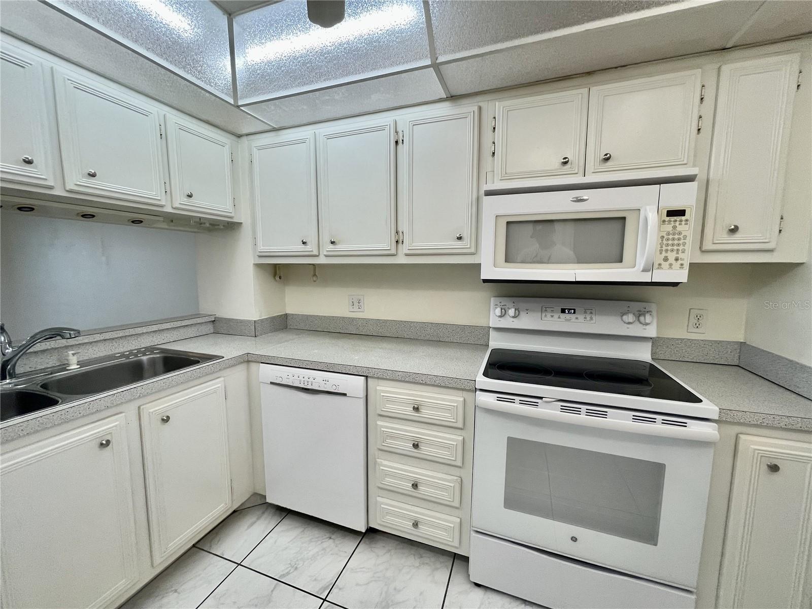 Image 10 of 34 For 18304 Gulf Boulevard 610