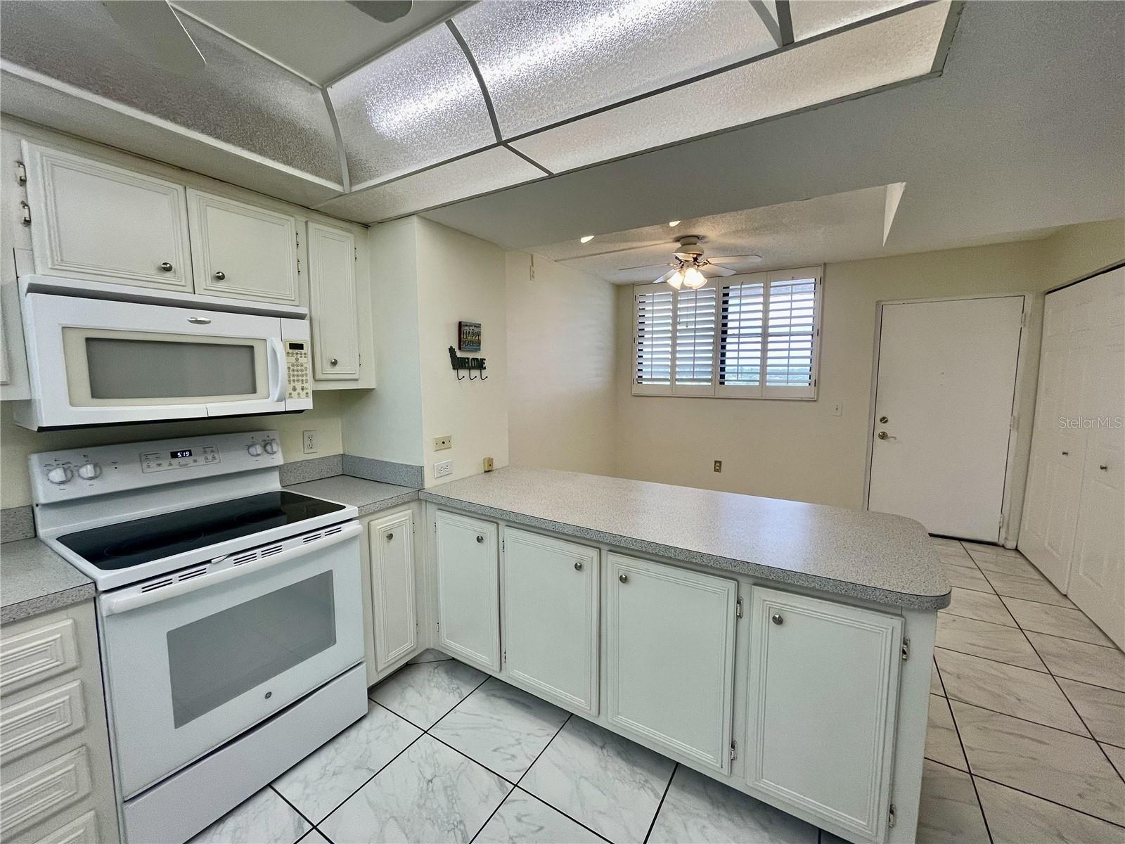 Image 9 of 34 For 18304 Gulf Boulevard 610