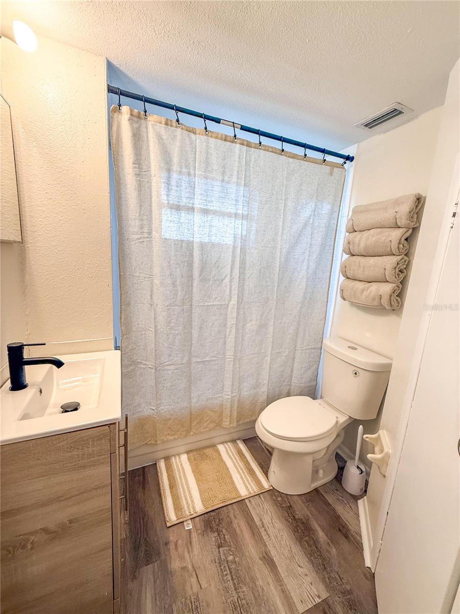Image 9 of 15 For 7011 Oakwood Drive