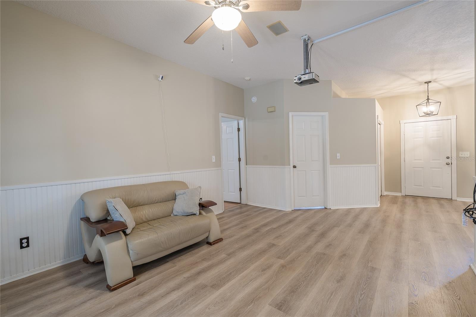 Image 4 of 39 For 3919 Appletree Drive