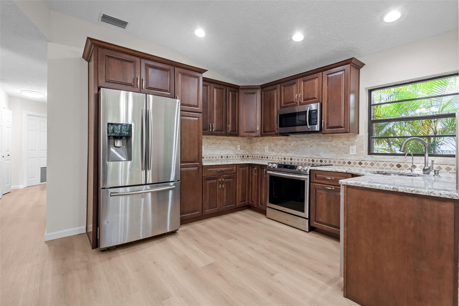 Image 11 of 38 For 887 Lucas Lane