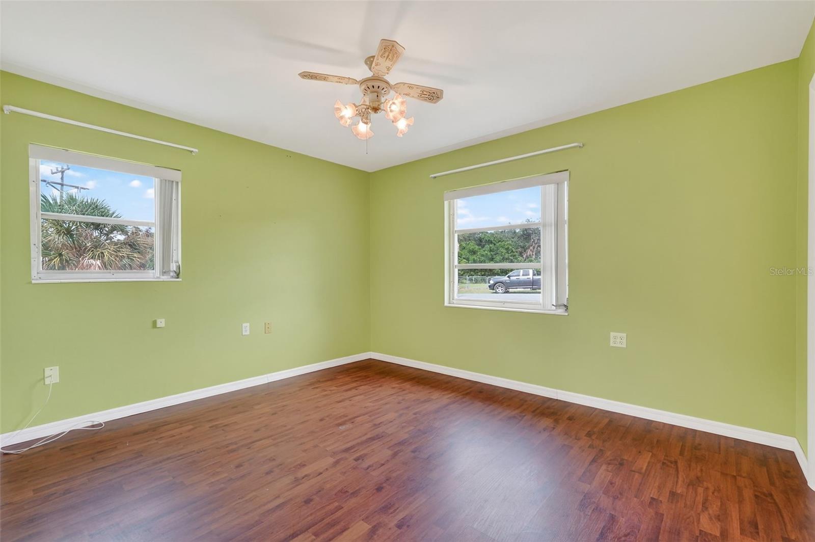 Listing photo id 13 for 814 Bel Air Drive