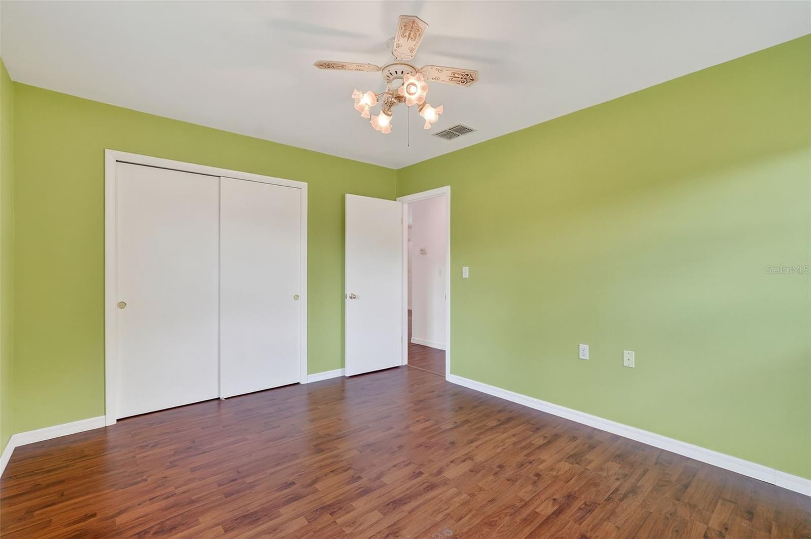 Listing photo id 14 for 814 Bel Air Drive