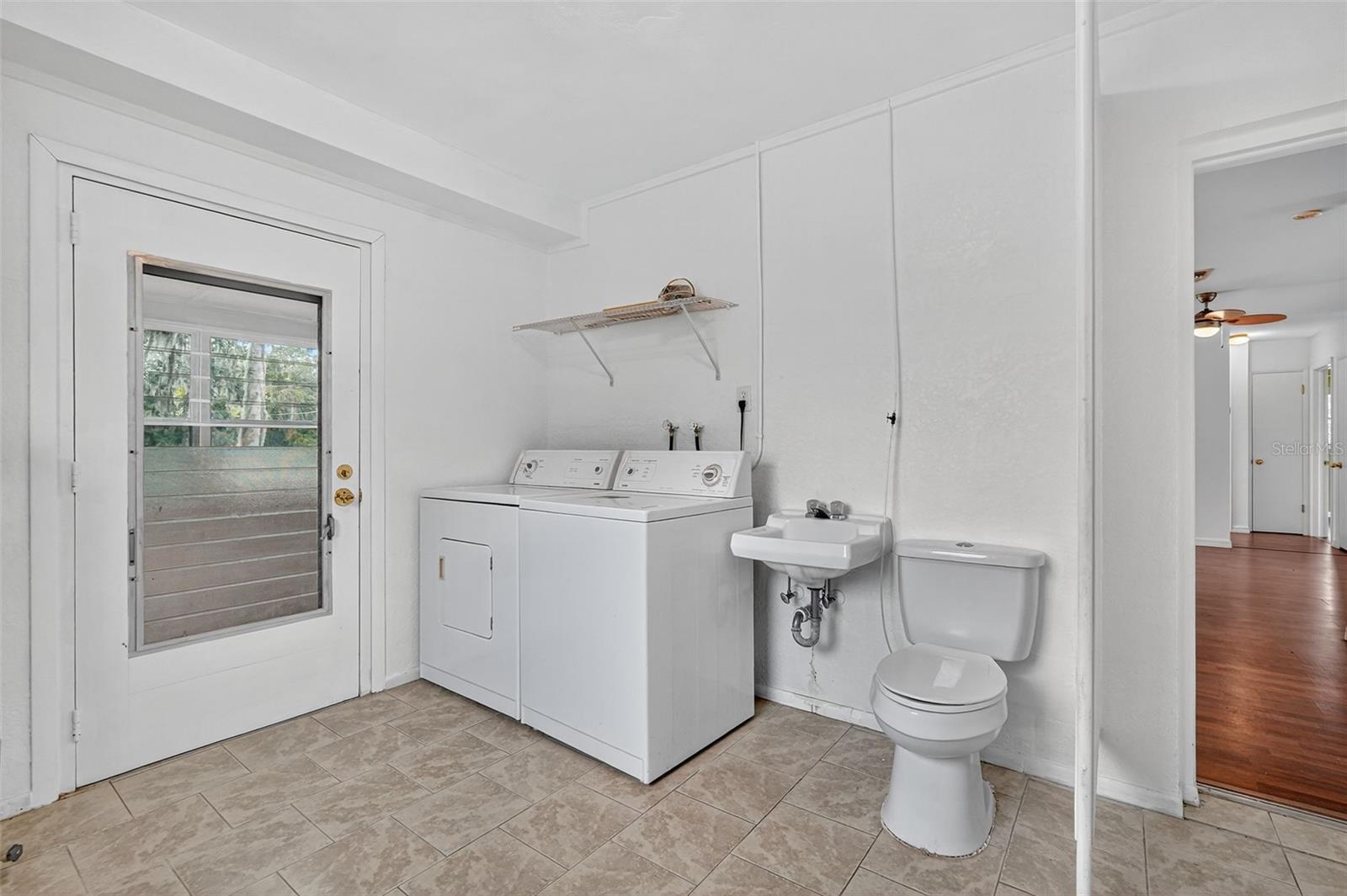 Listing photo id 25 for 814 Bel Air Drive