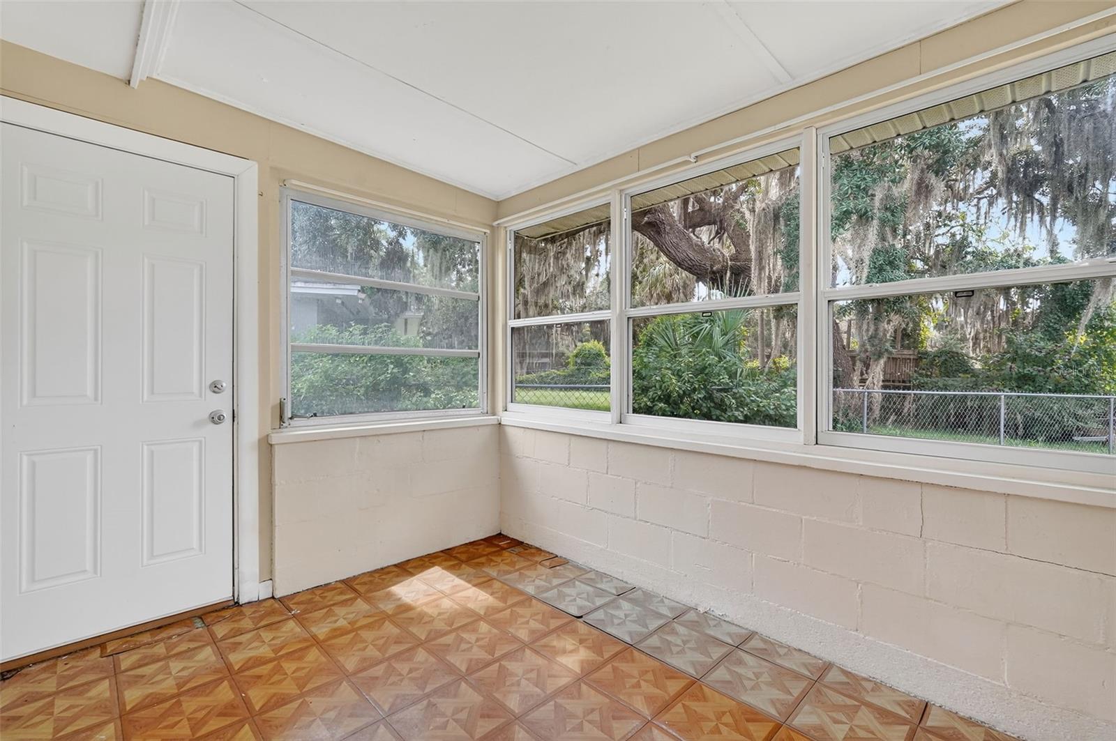 Listing photo id 29 for 814 Bel Air Drive