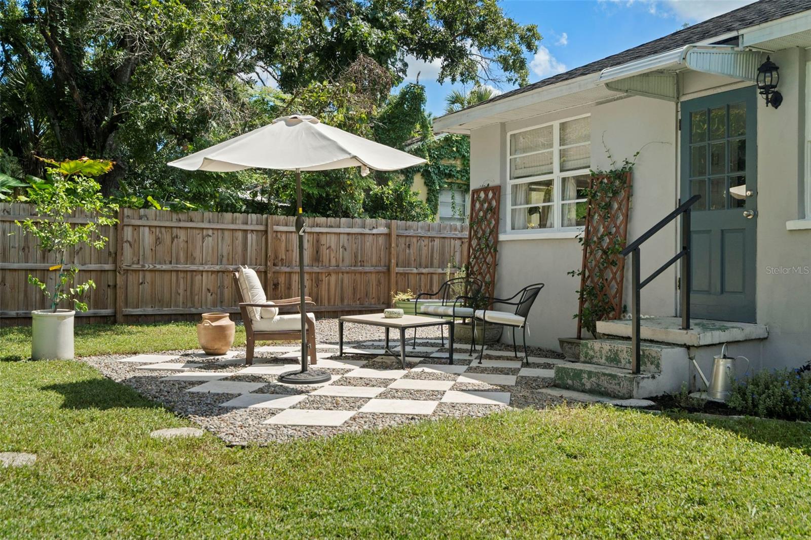 Listing photo id 3 for 205 Alva Street