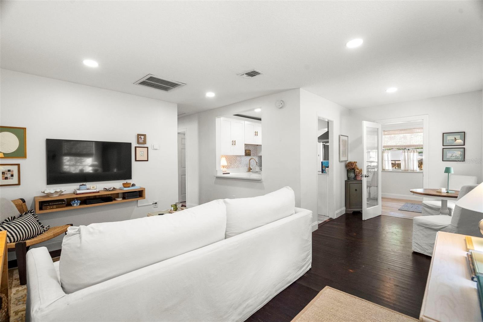 Listing photo id 5 for 205 Alva Street