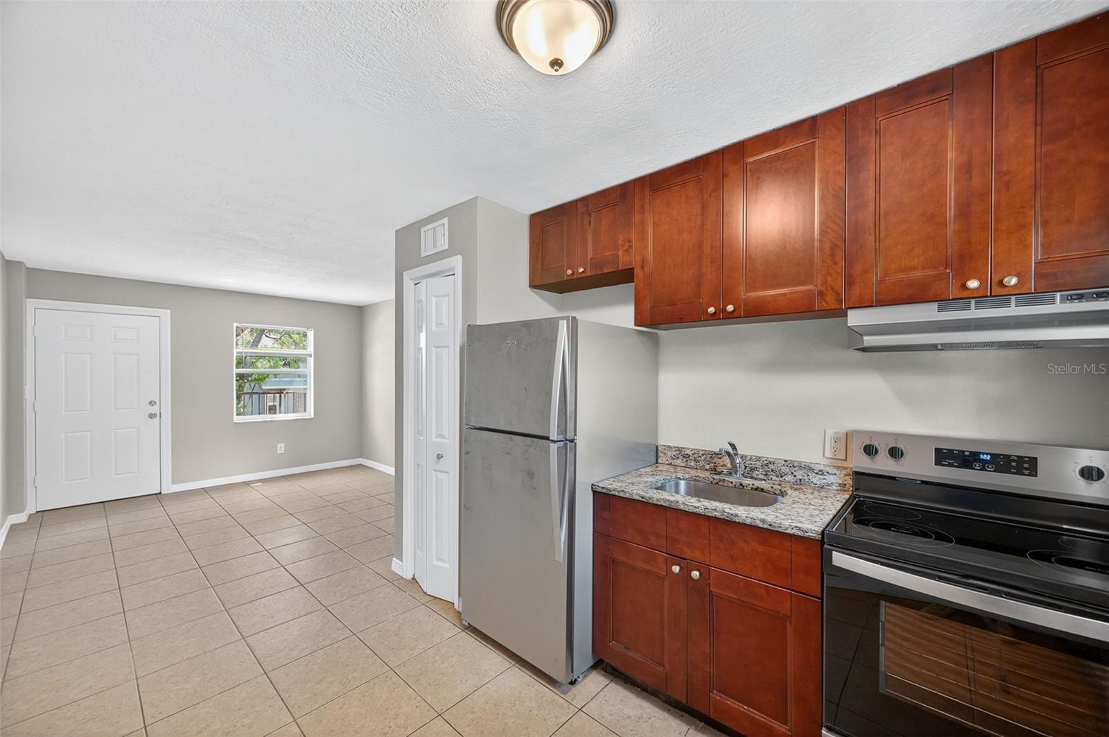 Image 11 of 27 For 1771 Russell Street S 4