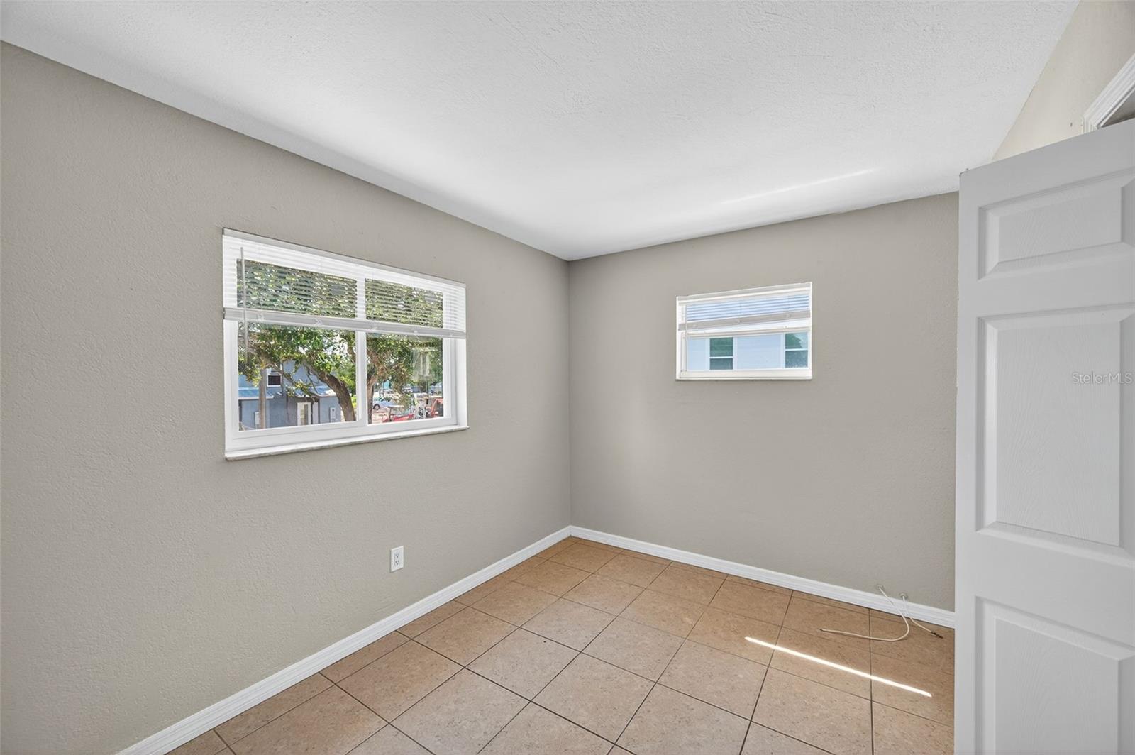Image 13 of 27 For 1771 Russell Street S 4