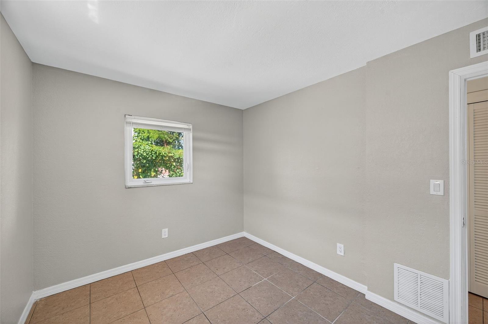 Image 20 of 27 For 1771 Russell Street S 4