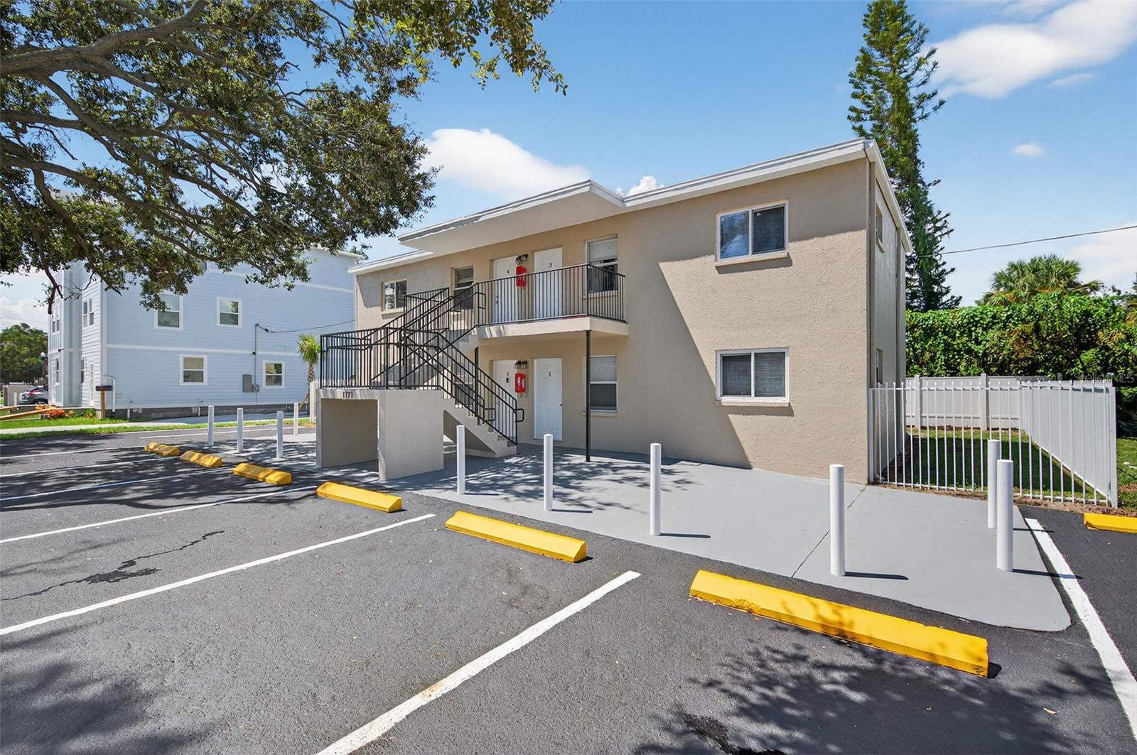 Image 3 of 27 For 1771 Russell Street S 4