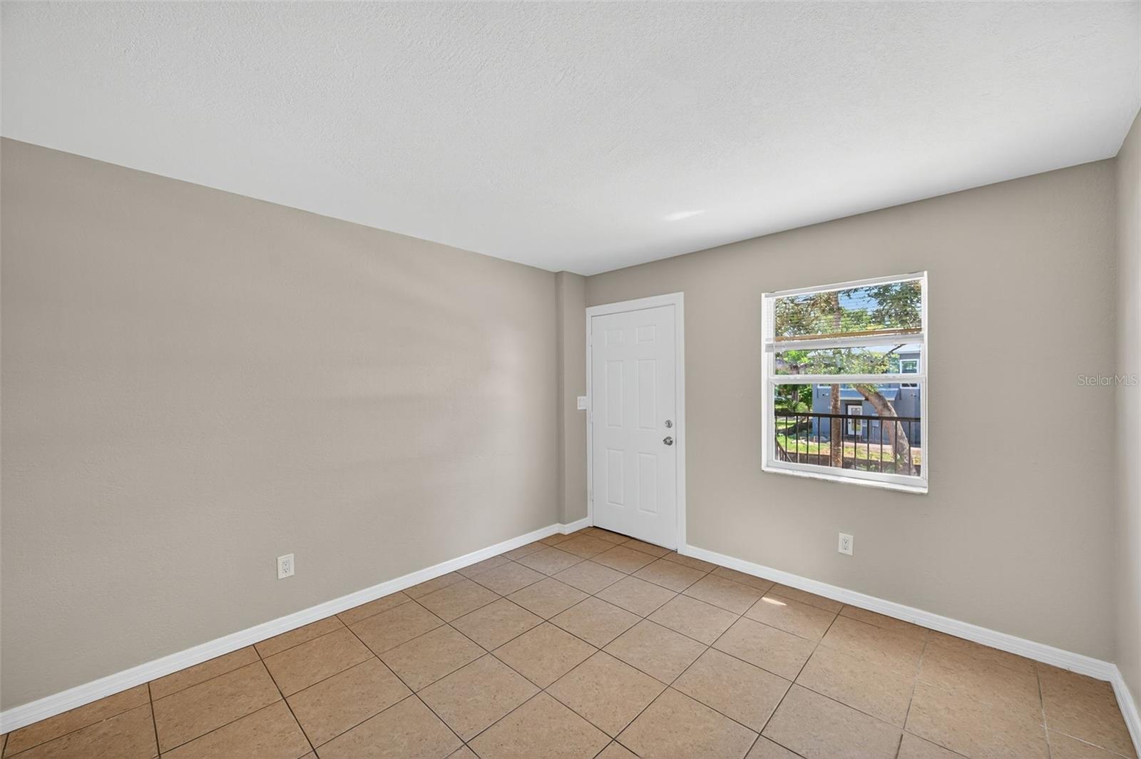 Image 7 of 27 For 1771 Russell Street S 4