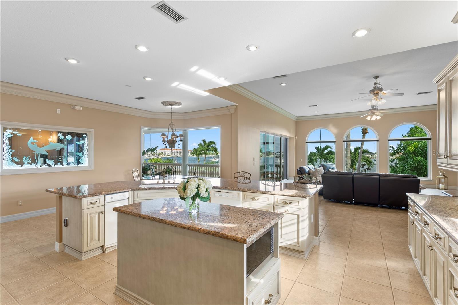 Listing photo id 10 for 6429 Rubia Circle