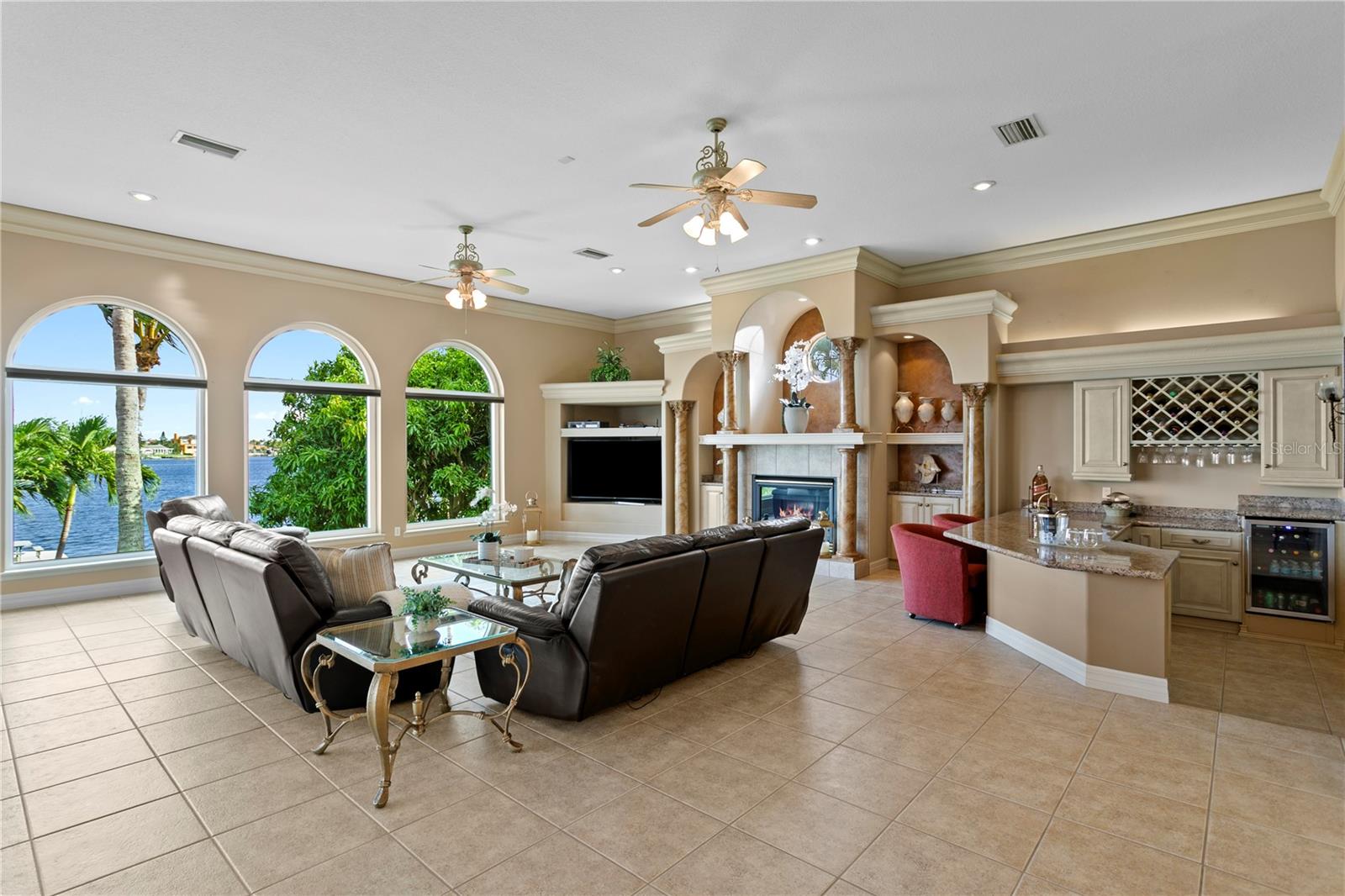 Listing photo id 12 for 6429 Rubia Circle