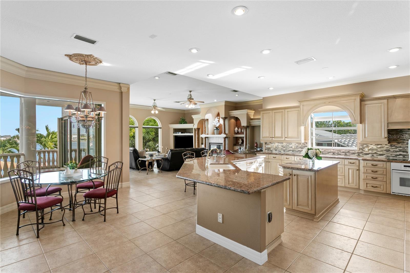 Listing photo id 7 for 6429 Rubia Circle