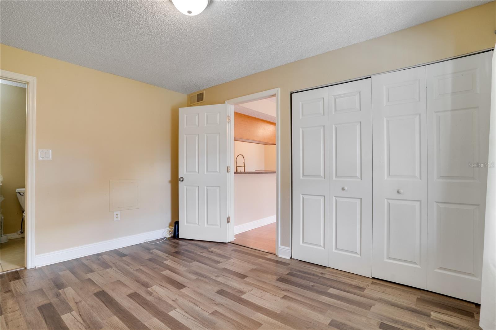 Image 11 of 33 For 806 Lake Haven Square 208